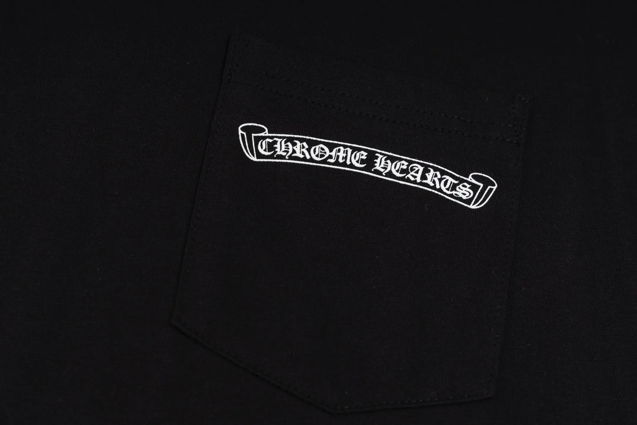 🅿️340 [Exclusive supply] CH Crow Heart Graffiti Limited Long Sleeve (Black) The fabric is made of 26-woven 220g cotton, and the printing is printed with ink. The most important thing is that the leather is sewn by hand (handwork involves high costs). A lot of effort has been put into the fabric, hardware and craftsmanship. The top quality and industry benchmark in the market are only owned by a few people. The overall wiring is straight and delicate, the fabric is comfortable and soft, and the color is consistent without color difference. It can be matched with the same style to create a fashionable look and control various occasions. Customized accessories, complete with three standards, same style for men and women! Size:S/M/L